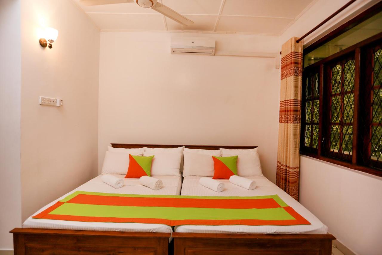 Hotel Citrus Cafe & Restaurant Kandy Esterno foto